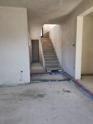 korytarz z wejściem na klatkę schodową tynki cementowo wapienne