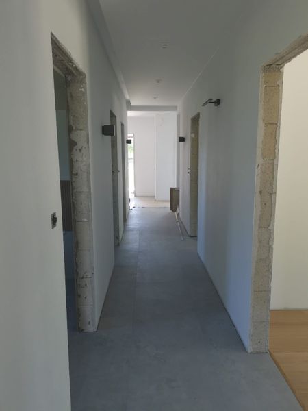 pomalowany korytarz po tynkach cementowo wapiennych